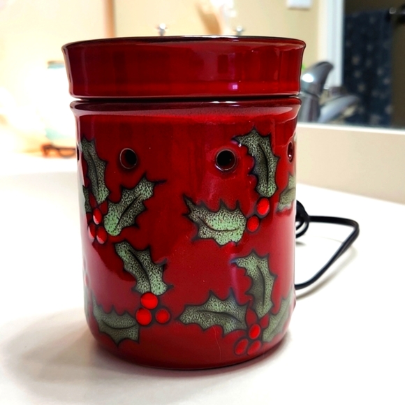 Scentsy Merry Berry full-size warmer, new with box - Picture 2 of 7